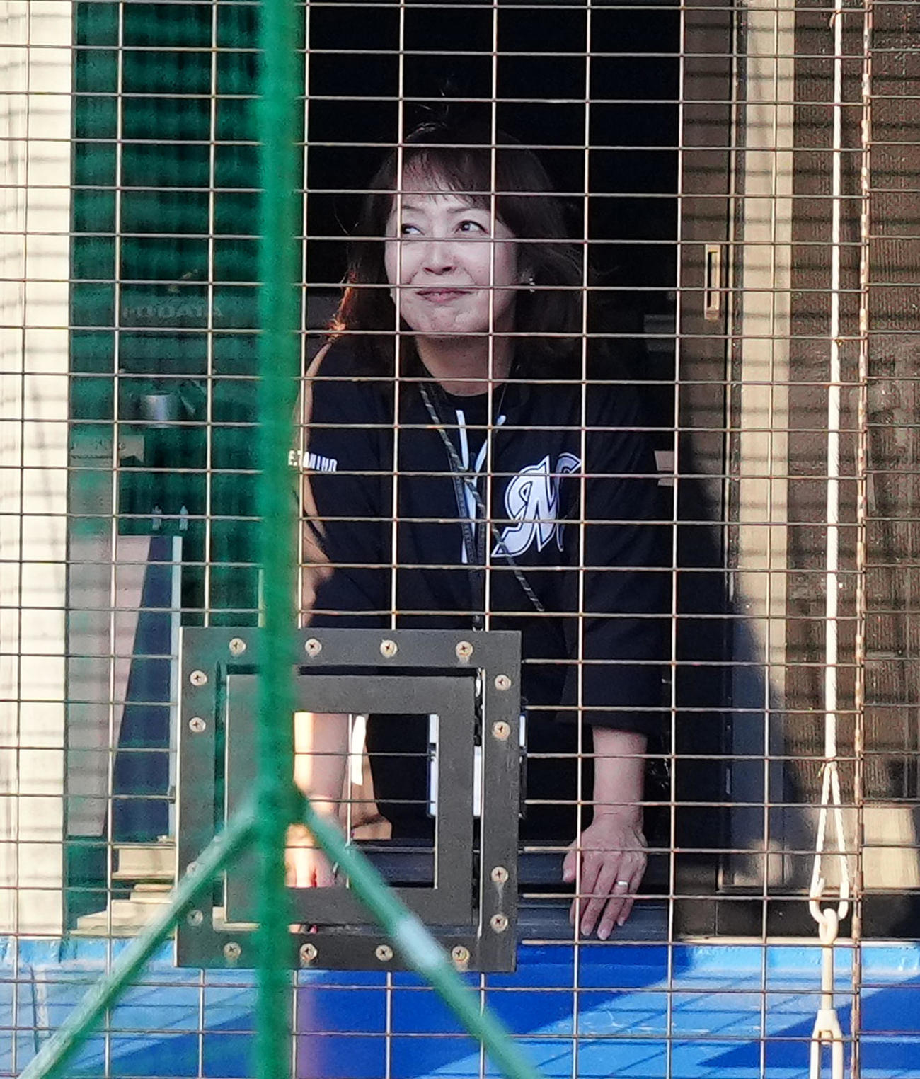 ロッテ対ソフトバンク　試合前、アナウンス室の窓から顔を出す谷保恵美さん（撮影・江口和貴）