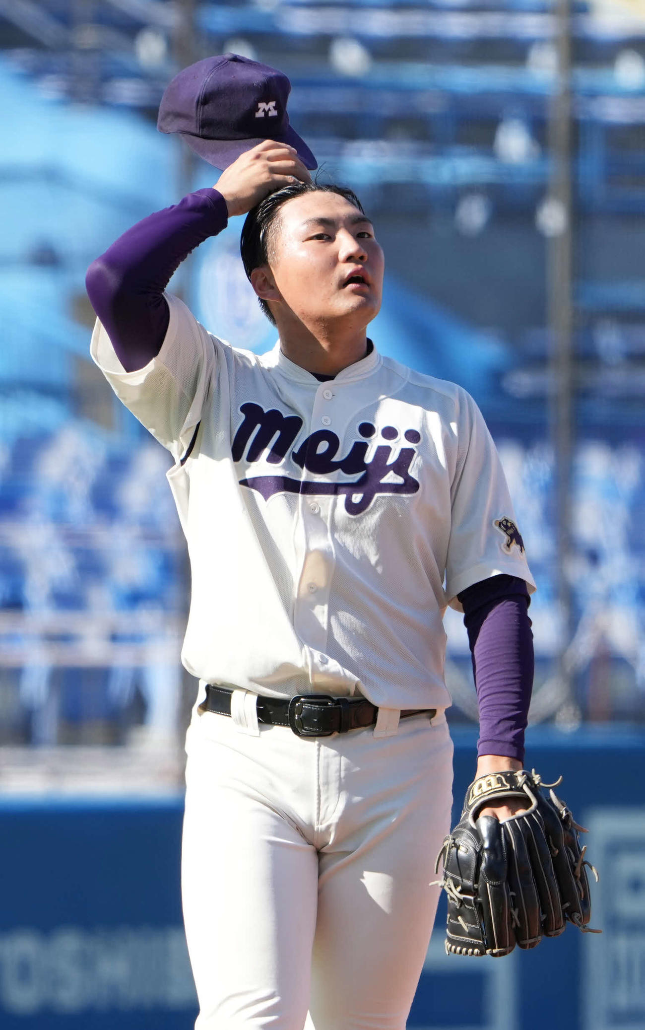 東京6大学野球秋季リーグ戦　明大対慶大　1回裏2死一、三塁、斎藤快の右前適時打でこの回4点目を奪われ天を仰ぐ明大先発の村田（撮影・小沢裕）