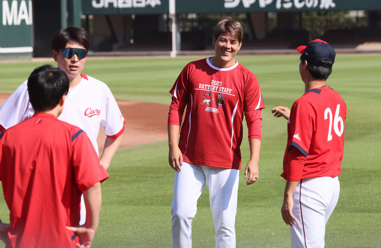 広島九里（右から2人目）は益田（右）や大瀬良らと談笑する（撮影・加藤孝規）