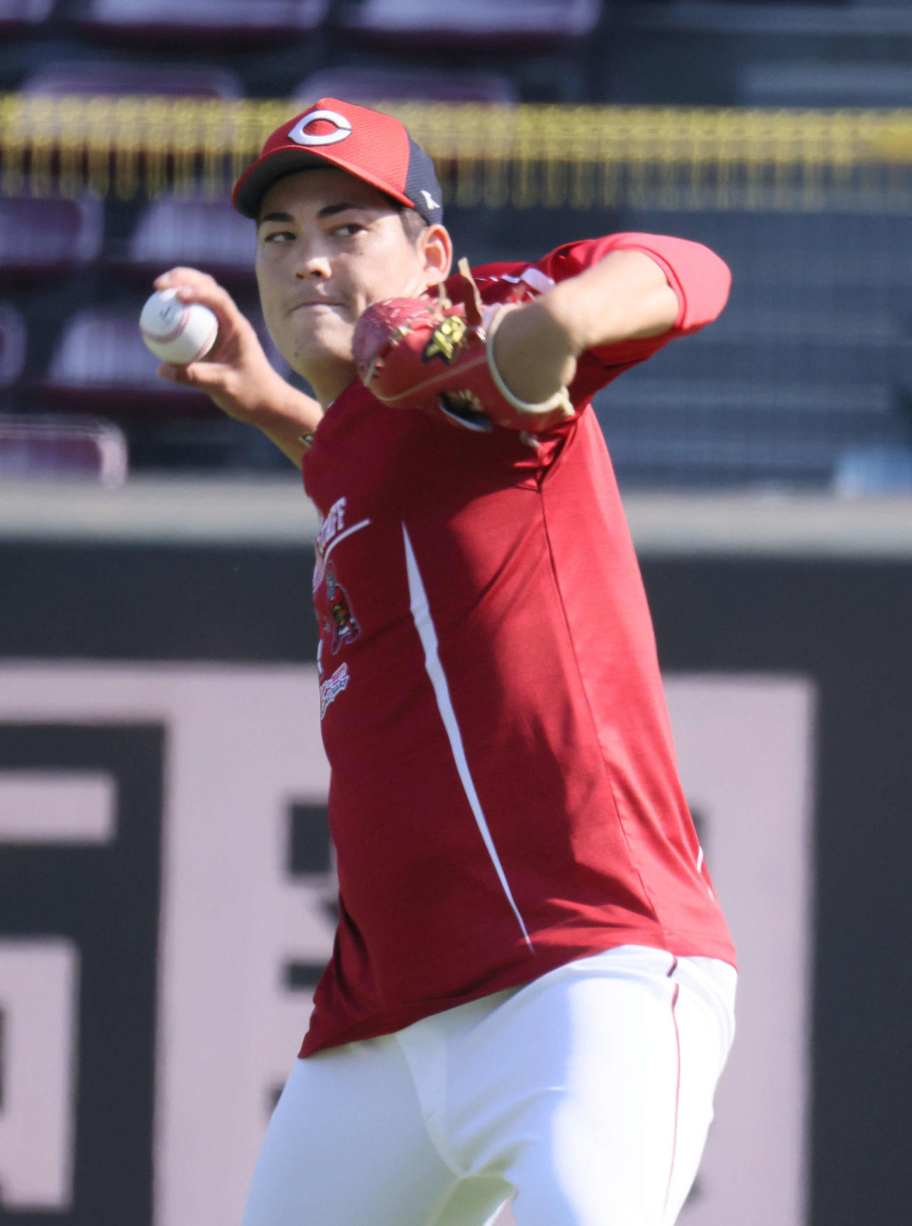 キャッチボールをする広島九里（撮影・加藤孝規）