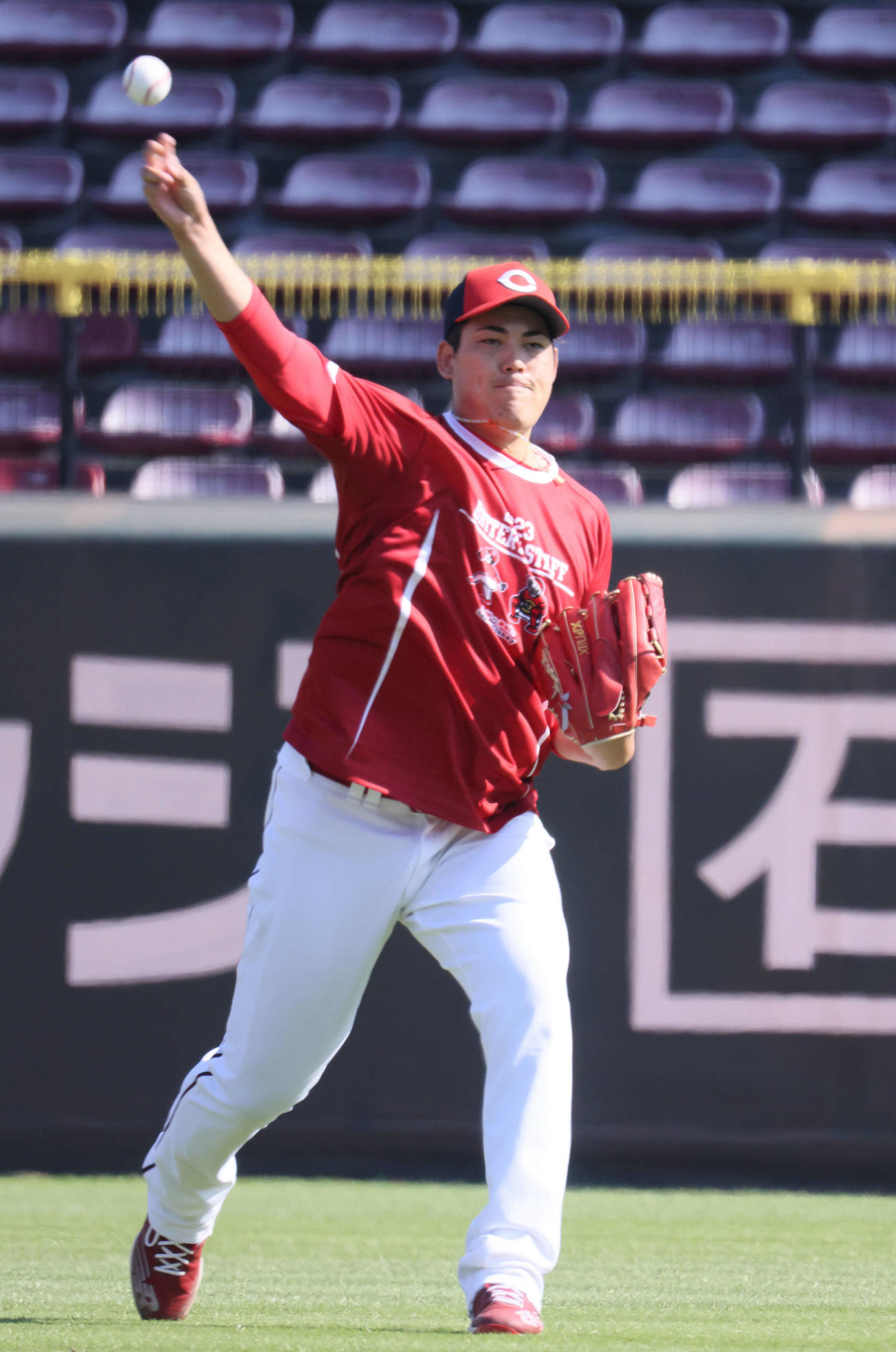 広島投手指名練習　キャッチボールをする九里（撮影・加藤孝規）