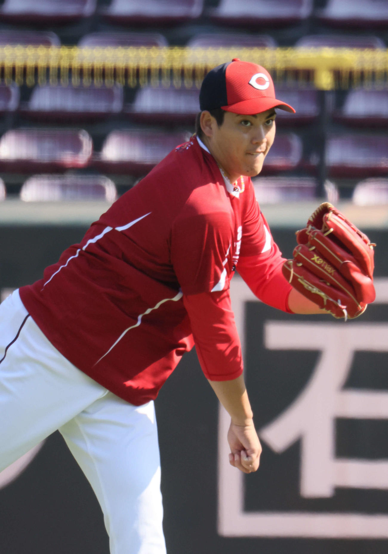 広島投手指名練習　キャッチボールをする九里（撮影・加藤孝規）