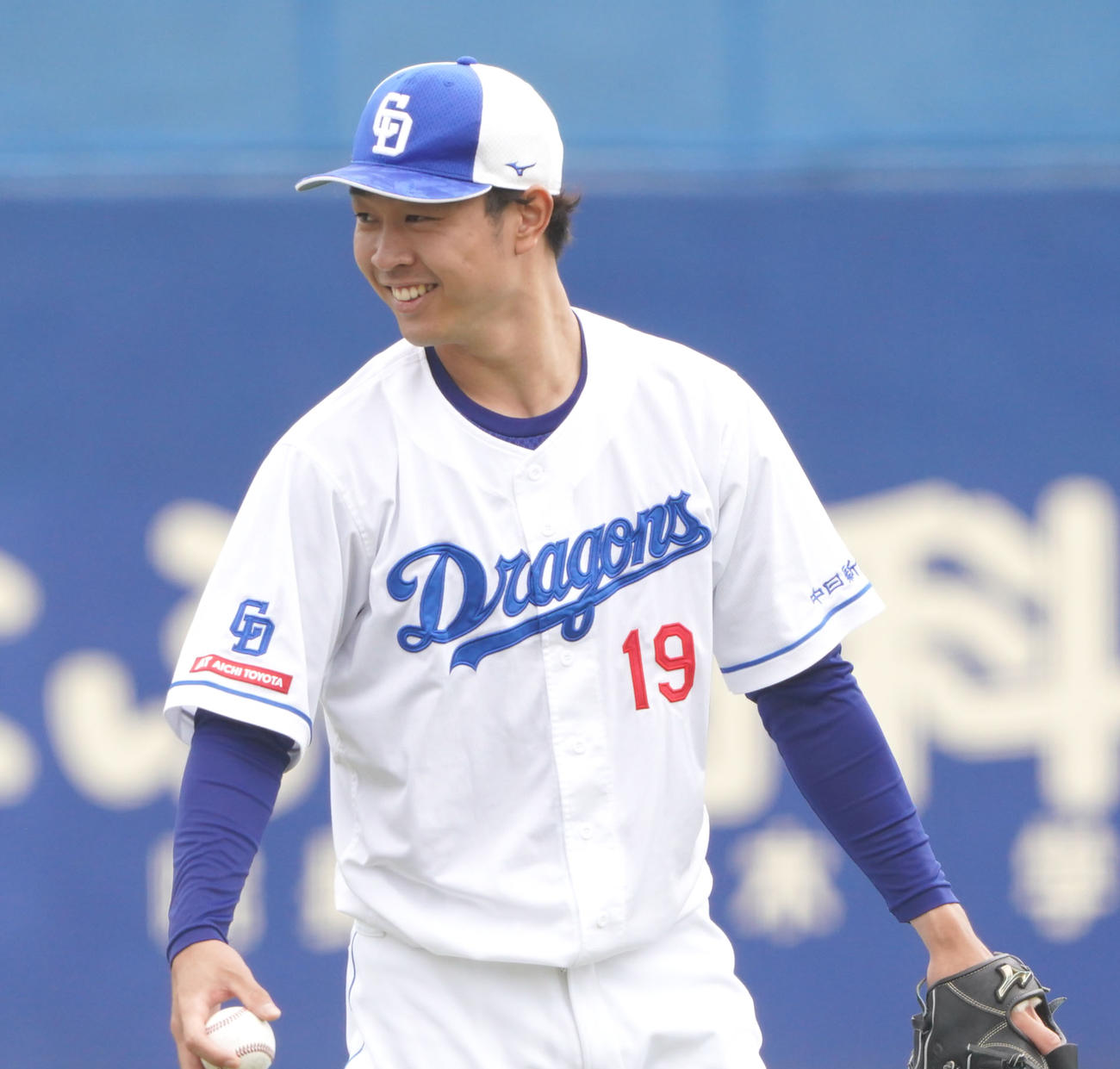 明るい表情でキャッチボールをする高橋宏斗（撮影・森本幸一）
