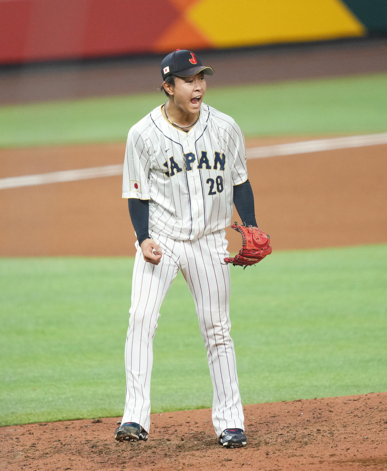 WBC決勝の米国戦でトラウトを三振に仕留め、雄たけびを上げる高橋宏斗