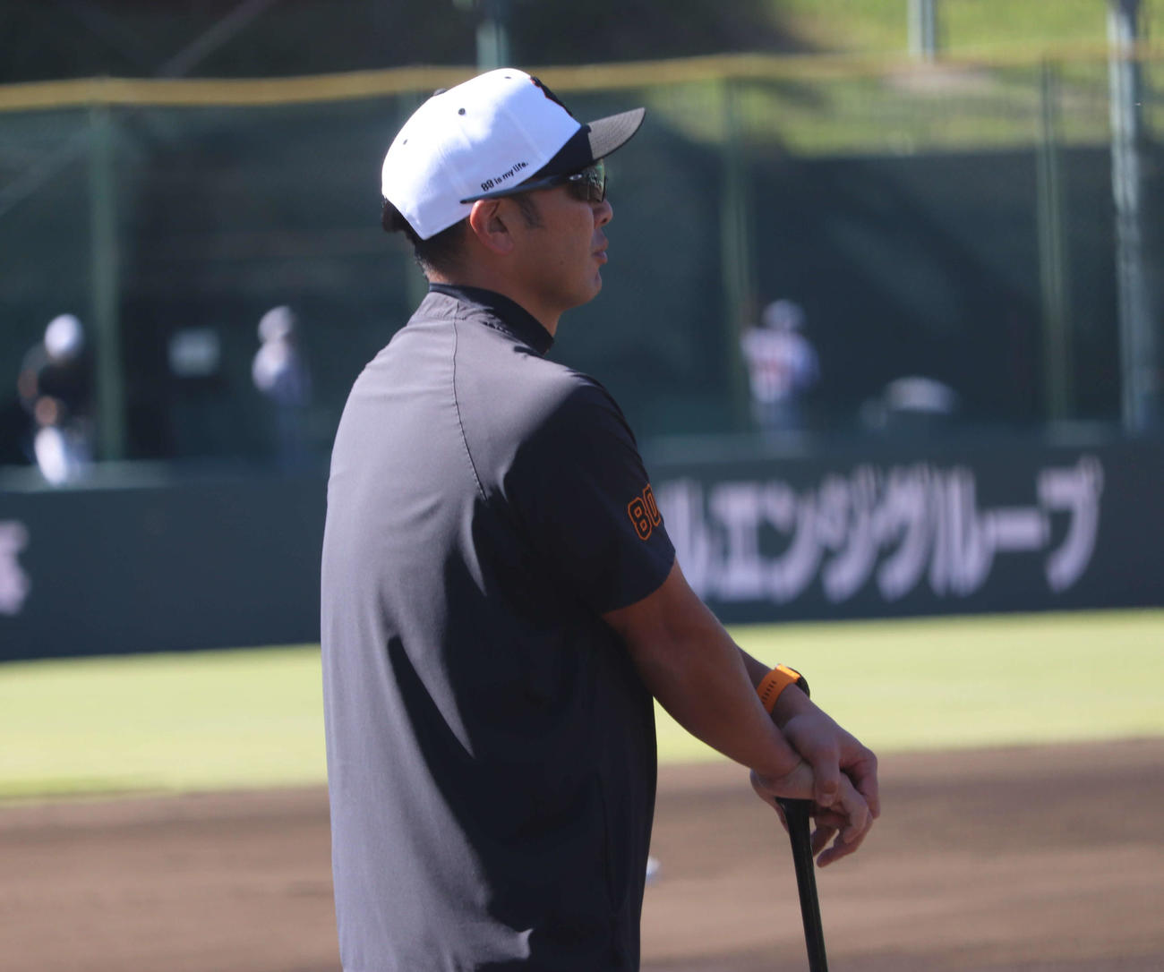 ジャイアンツ球場の秋季練習を見守る阿部新監督（撮影・小早川宗一郎）