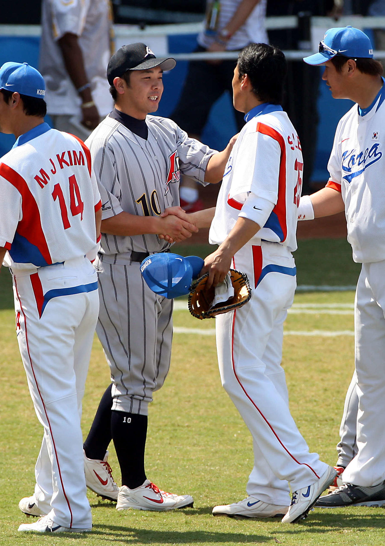 北京五輪野球準決勝　日本対韓国　試合終了後、巨人の同僚イ・スンヨプ＝（右）を祝福する阿部慎之助（2008年8月22日撮影）