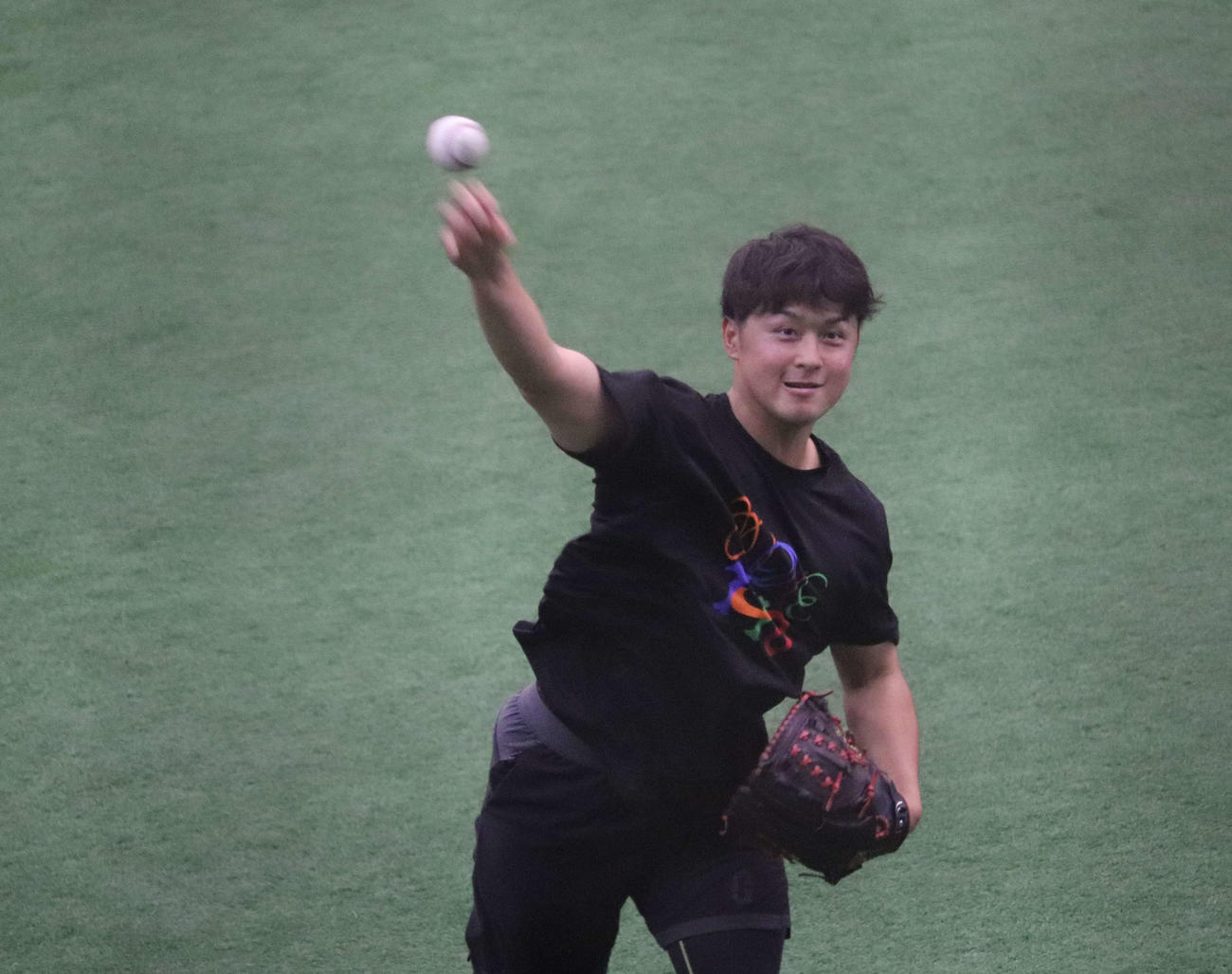 ジャイアンツ球場の秋季練習後、室内でキャッチボールする巨人戸田（撮影・小早川宗一郎）