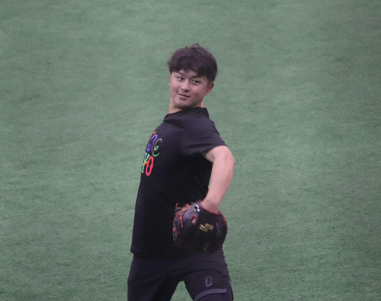 ジャイアンツ球場の秋季練習後、室内でキャッチボールする巨人戸田（撮影・小早川宗一郎）