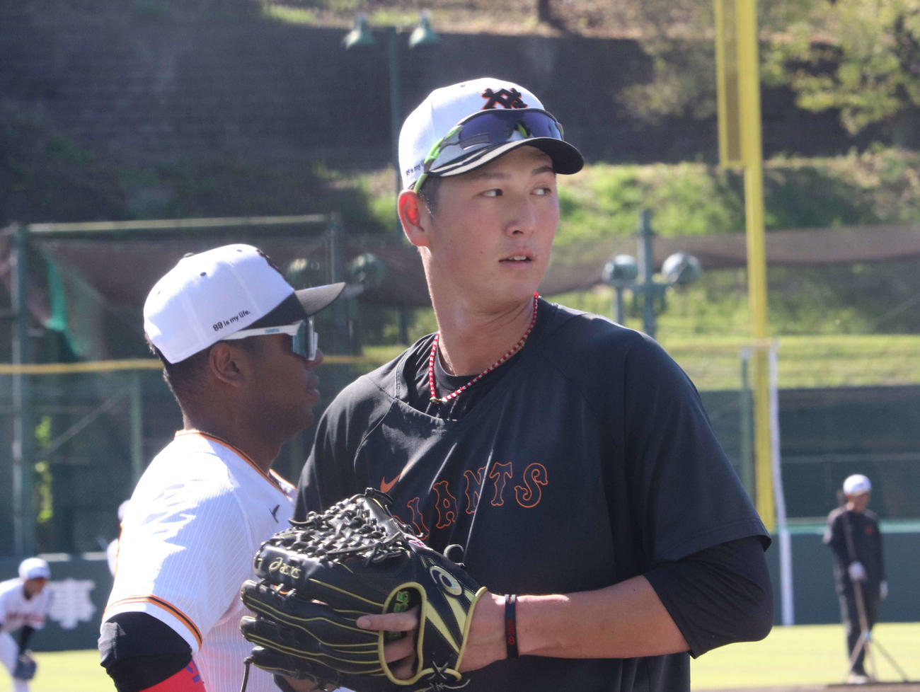ジャイアンツ球場の秋季練習で内野ノックを受ける巨人秋広（右）（撮影・小早川宗一郎）