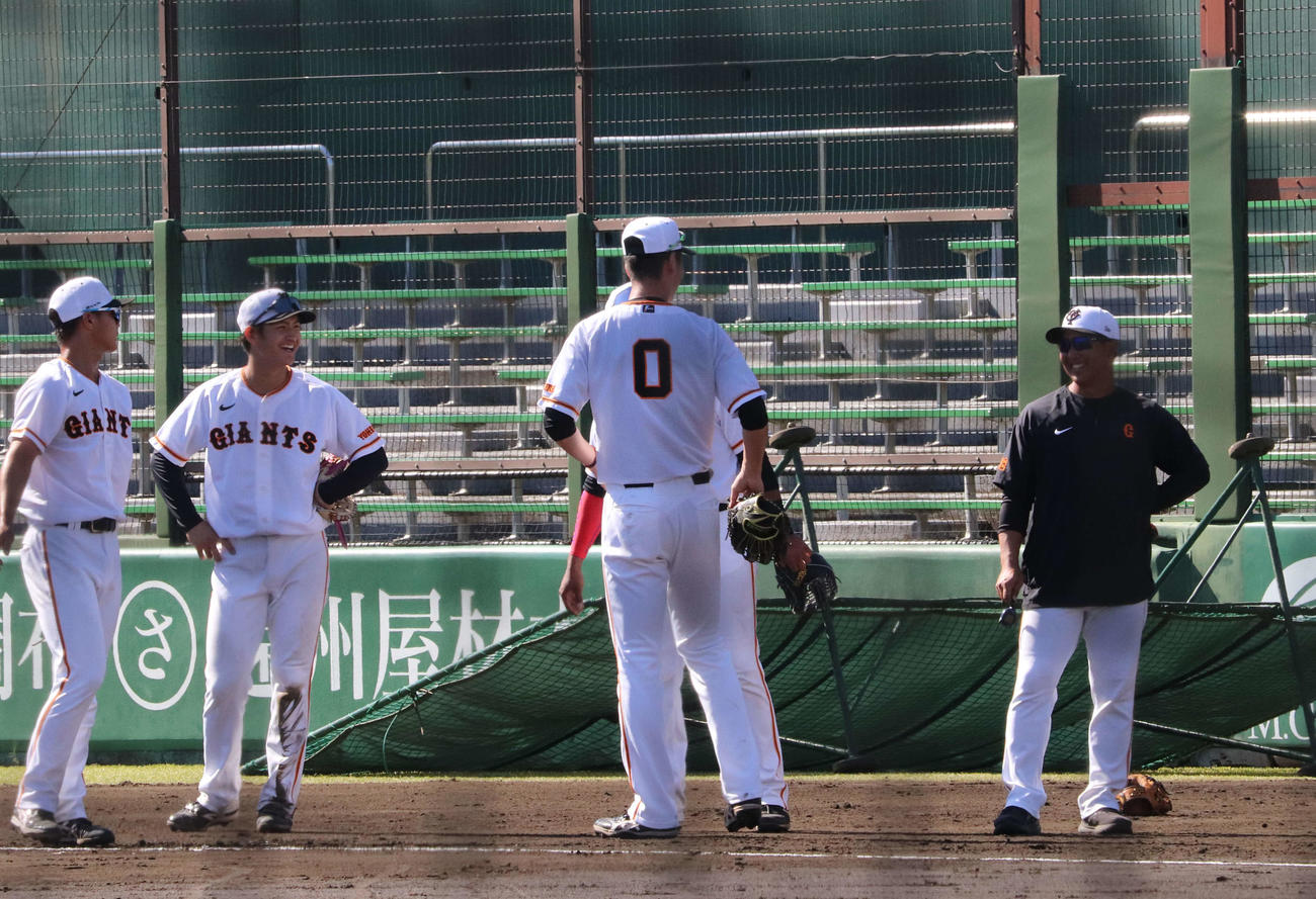 ジャイアンツ球場の秋季練習で内野ノックを受ける巨人秋広（真ん中手前）は自分の背番号55のユニホームを荷出ししてしまい、増田大の背番号0のユニホームを拝借（撮影・小早川宗一郎）