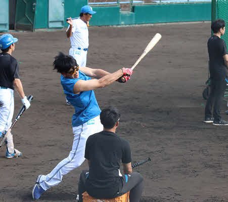 フェニックスリーグの試合終了後、ロングティーに励む日本ハム野村（撮影・永野高輔）