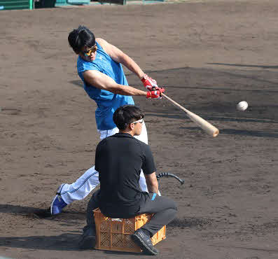 フェニックスリーグの試合終了後、ロングティーに励む日本ハム野村（撮影・永野高輔）