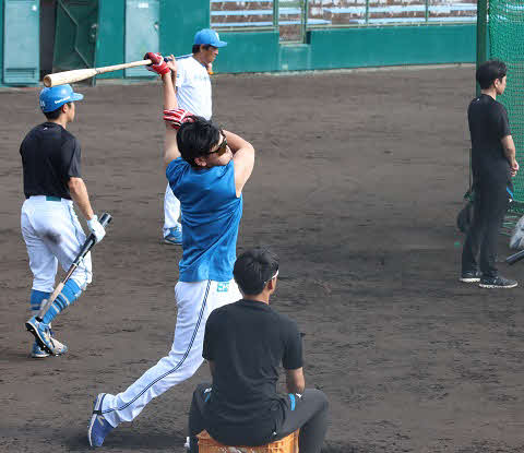 フェニックスリーグの試合終了後、ロングティーに励む日本ハム野村（撮影・永野高輔）