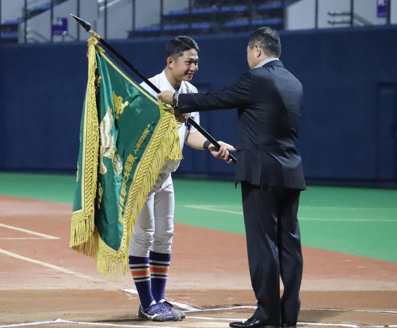 2部優勝を決め優勝旗を受け取る駒大・岩本主将（撮影・星夏穂）