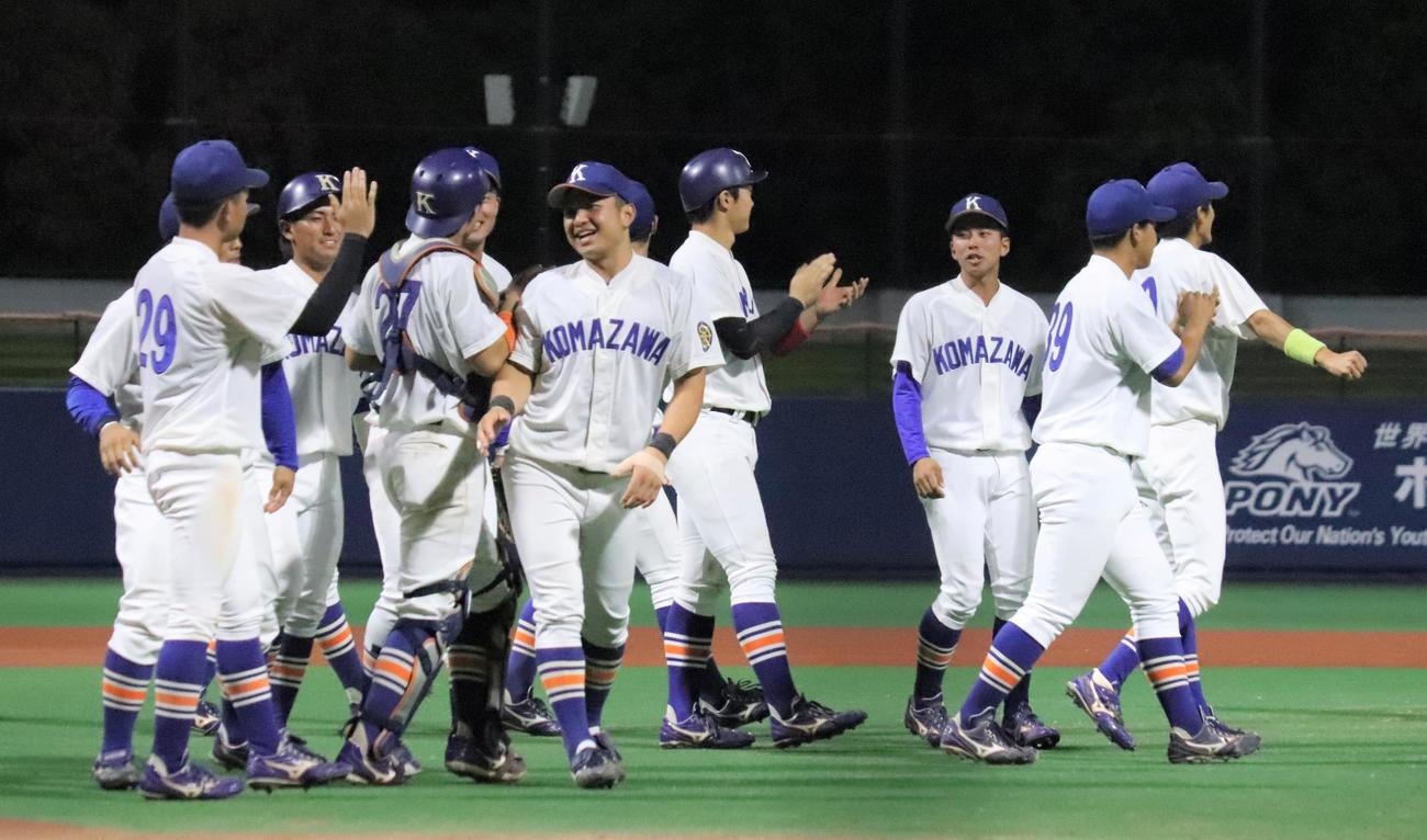 2部優勝を決め喜ぶ駒大ナイン（撮影・星夏穂）