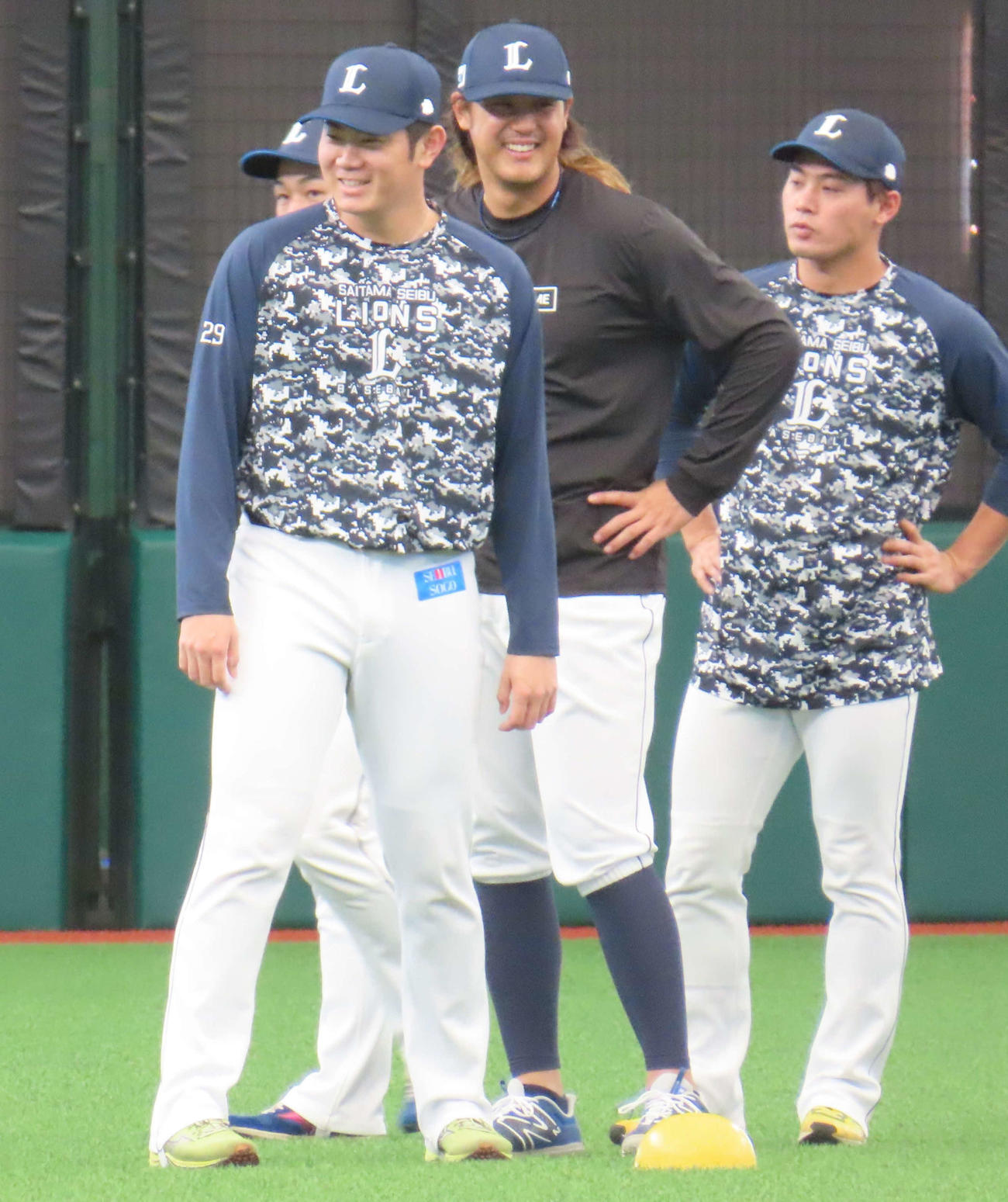 秋季練習に参加し、アップ中に笑顔を見せる西武・青山（撮影・佐瀬百合子）