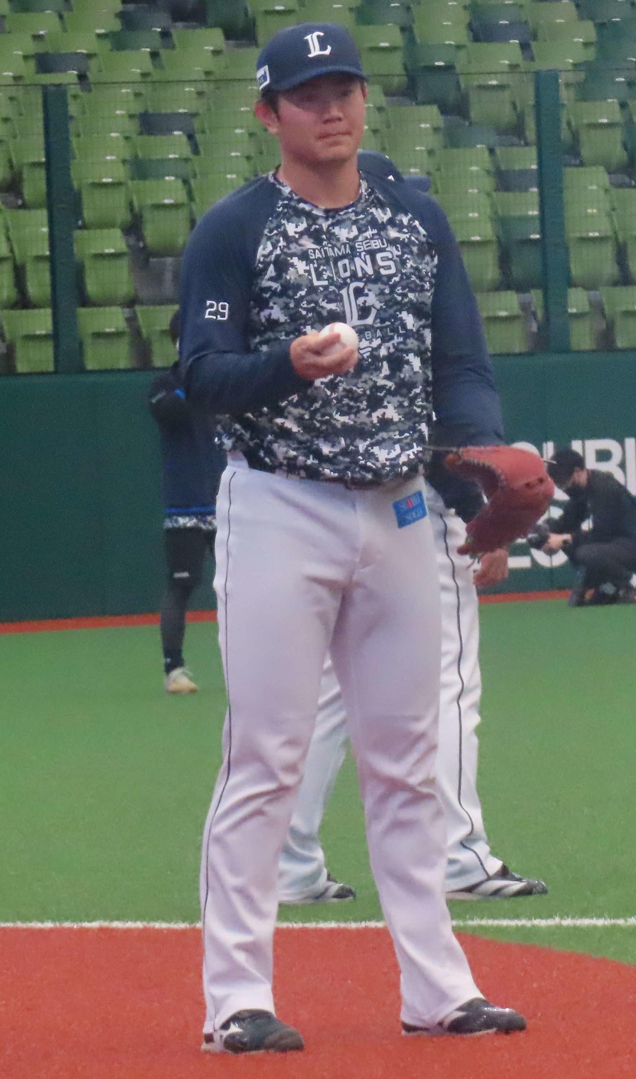 秋季練習に参加し、ボールを手に持つ西武・青山（撮影・佐瀬百合子）