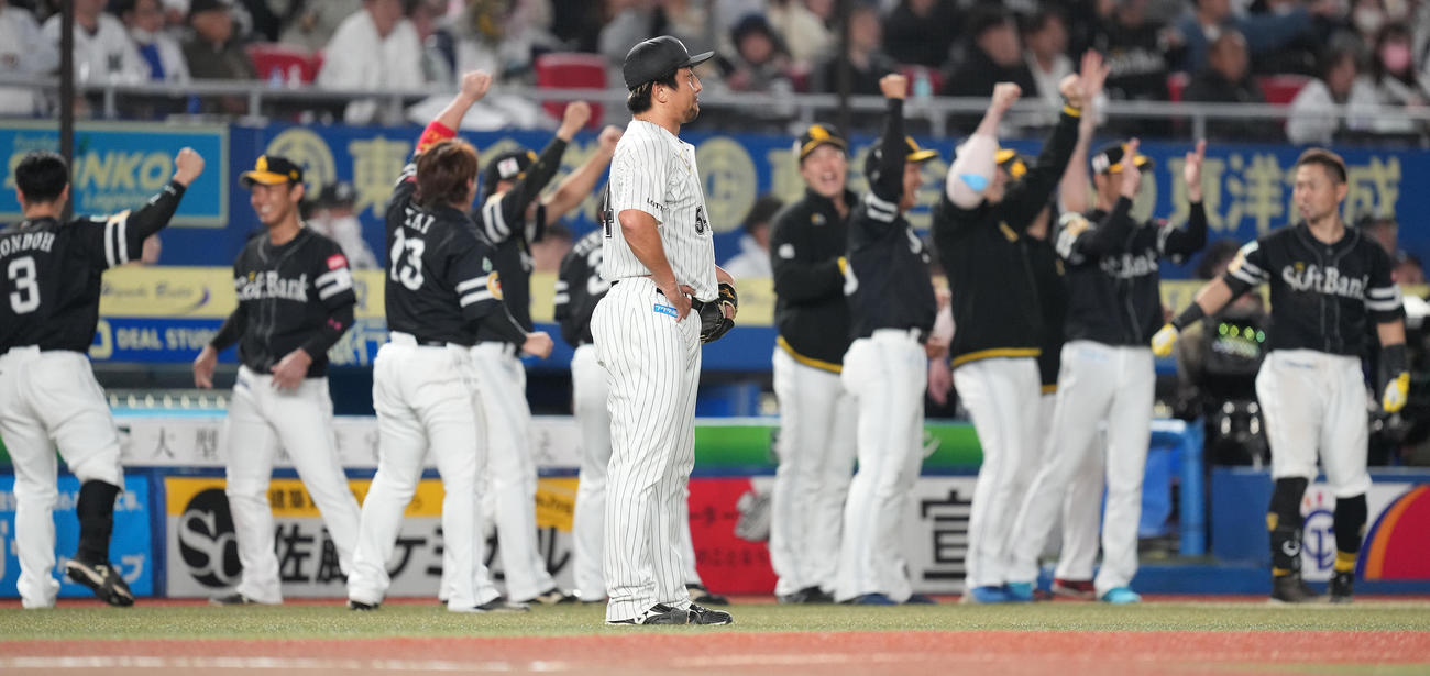 ロッテ対ソフトバンク　10回表ソフトバンク2死二塁、川瀬に中適時三塁打を浴び、ぼうぜんとする沢村（撮影・鈴木みどり）