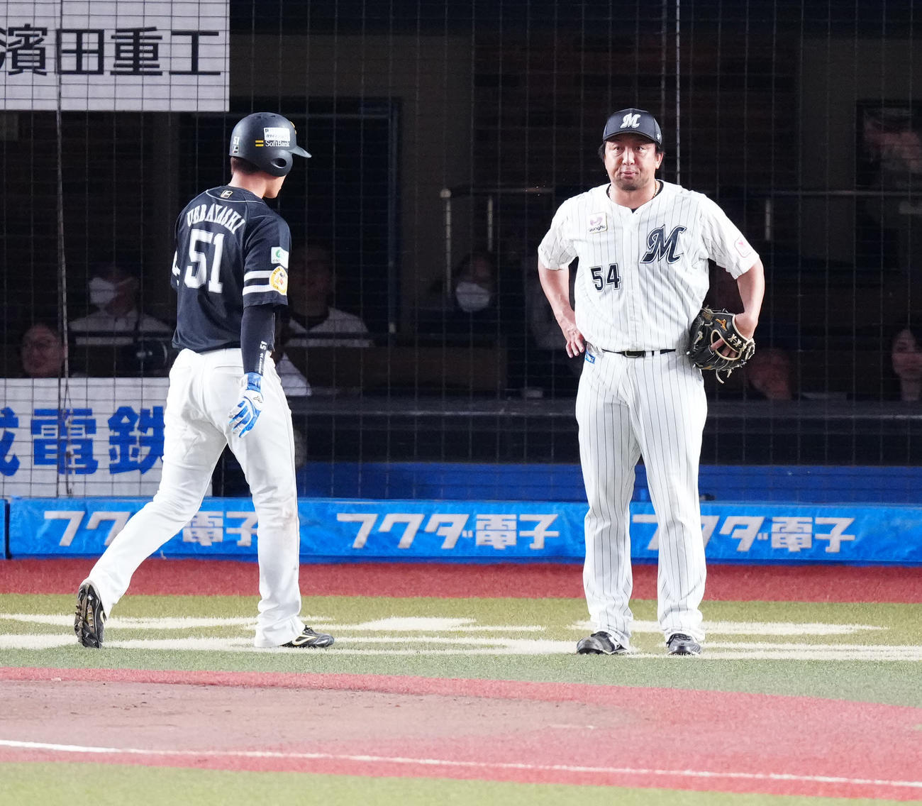 ロッテ対ソフトバンク　10回表ソフトバンク2死二塁、周東に先制適時打を浴びた沢村（右）（撮影・江口和貴）