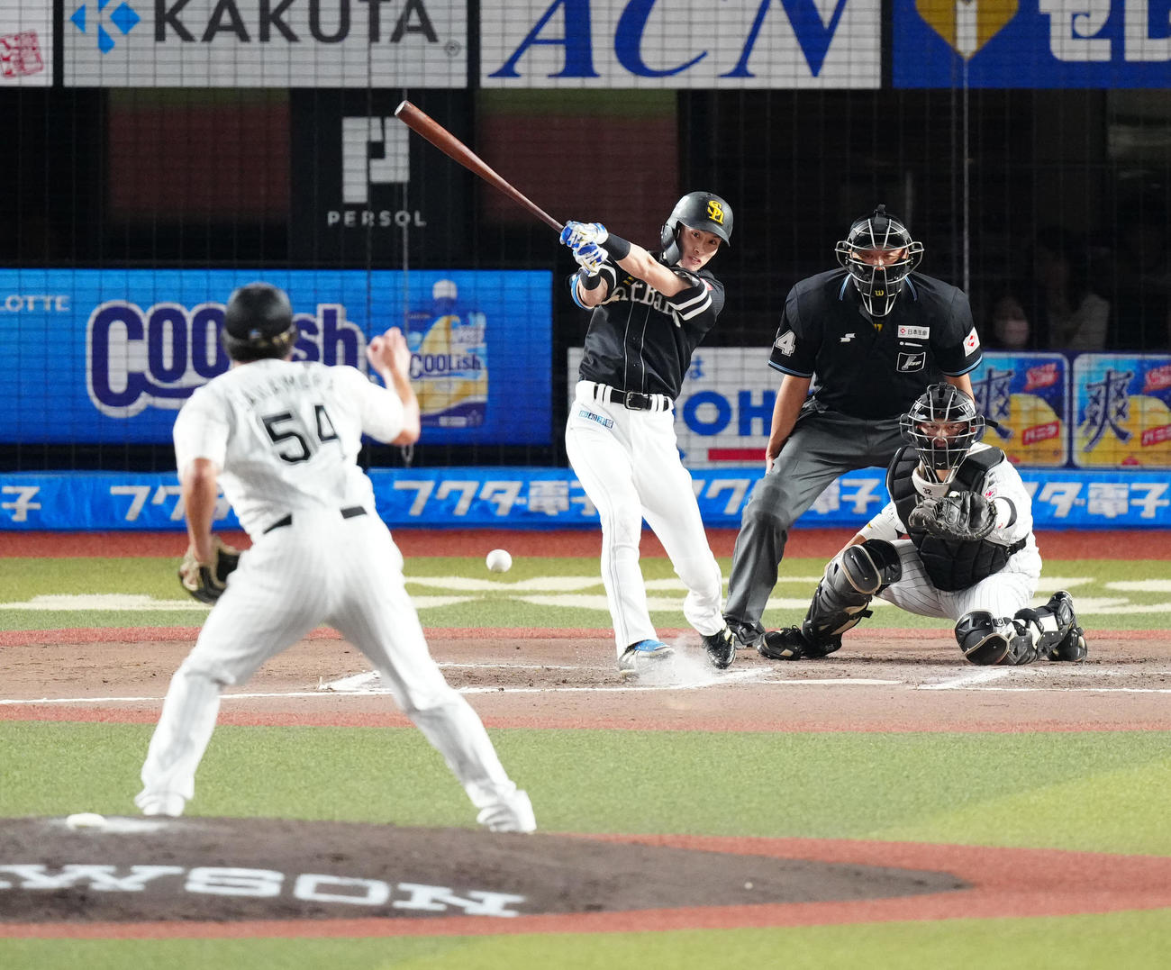 ロッテ対ソフトバンク　10回表ソフトバンク2死二塁、先制適時打を放つ周東。投手沢村（撮影・江口和貴）