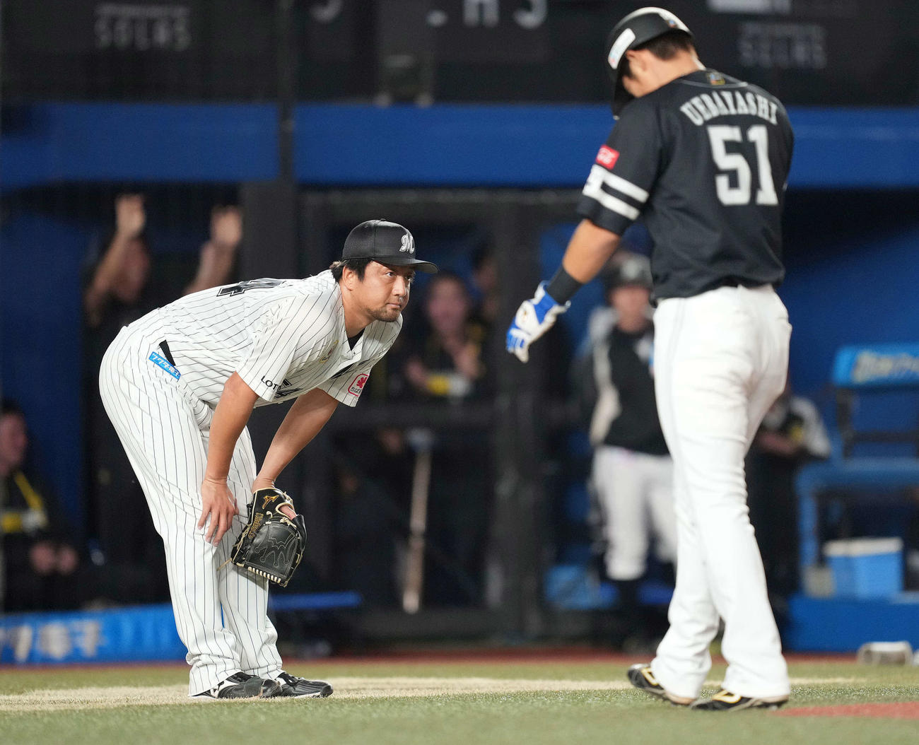 ロッテ対ソフトバンク　10回表ソフトバンク2死二塁、周東の中前適時打で二塁走者上林の生還を許し、膝に手をつく沢村（撮影・鈴木みどり）