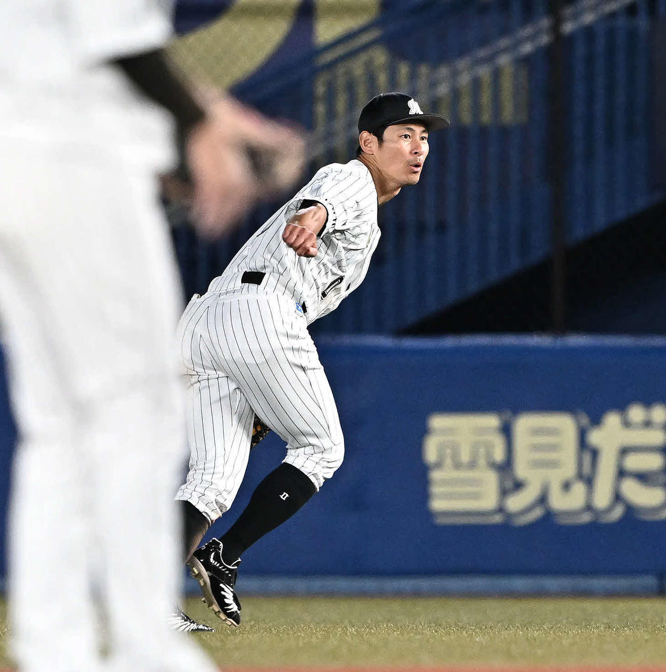 ロッテ対ソフトバンク　6回表ソフトバンク1死二塁、近藤の打球を返球する右翼手荻野（撮影・滝沢徹郎）