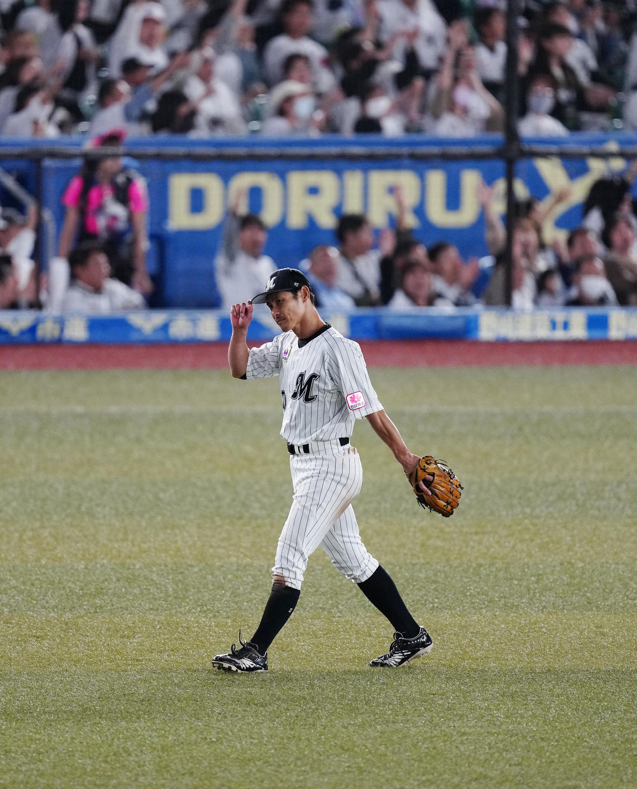ロッテ対ソフトバンク　6回表ソフトバンク1死二塁、近藤の右前打を処理し、本塁へ送球、走者柳田の生還を阻止した右翼手荻野（撮影・江口和貴）