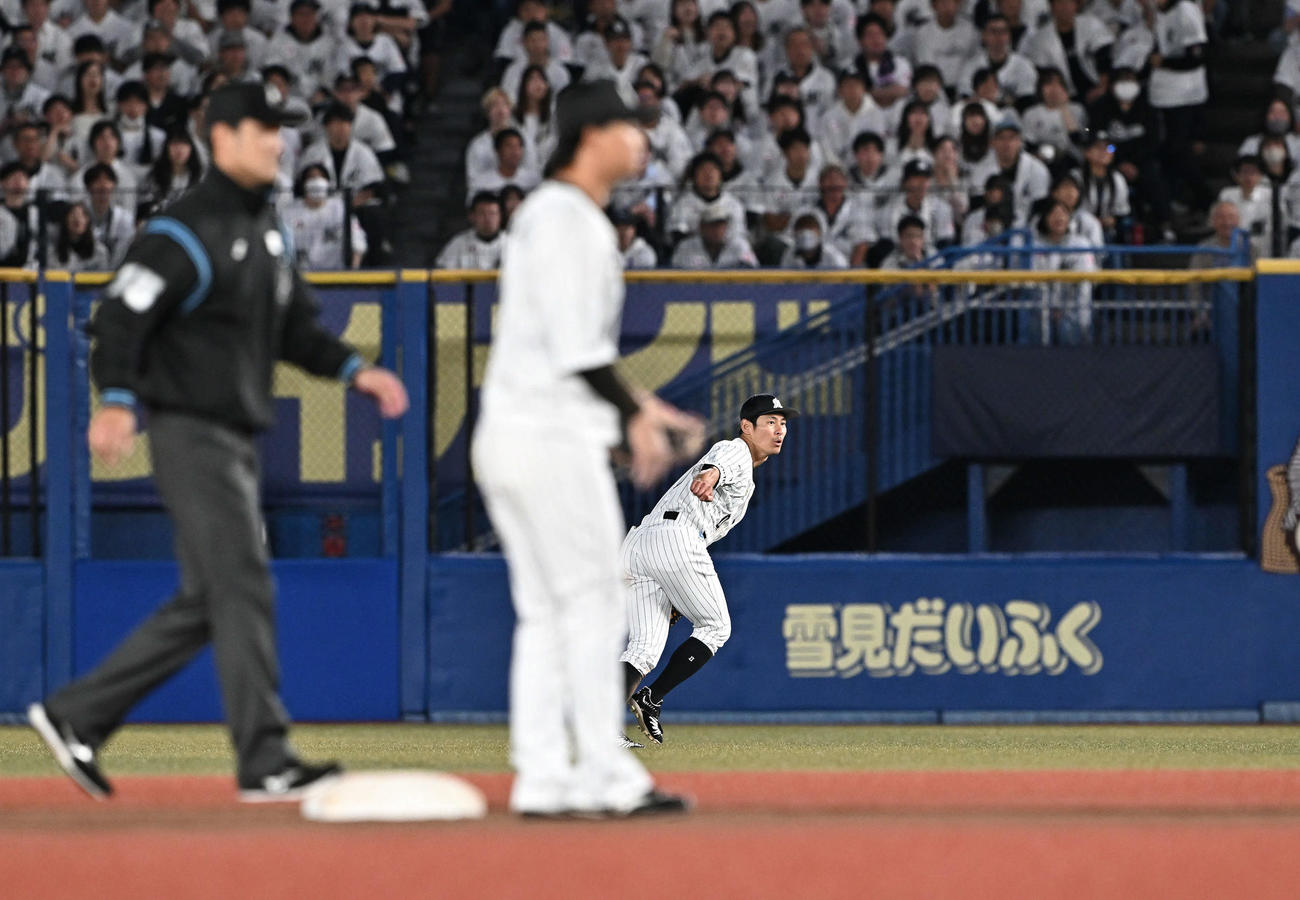 ロッテ対ソフトバンク　6回表ソフトバンク1死二塁、近藤の打球を返球する右翼手荻野（後方）（撮影・滝沢徹郎）