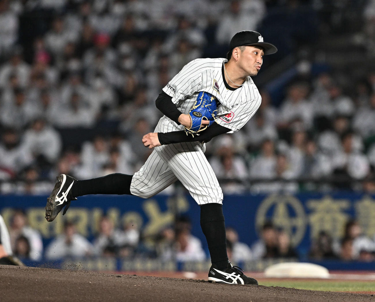ロッテ対ソフトバンク　ロッテ先発の小島（撮影・滝沢徹郎）