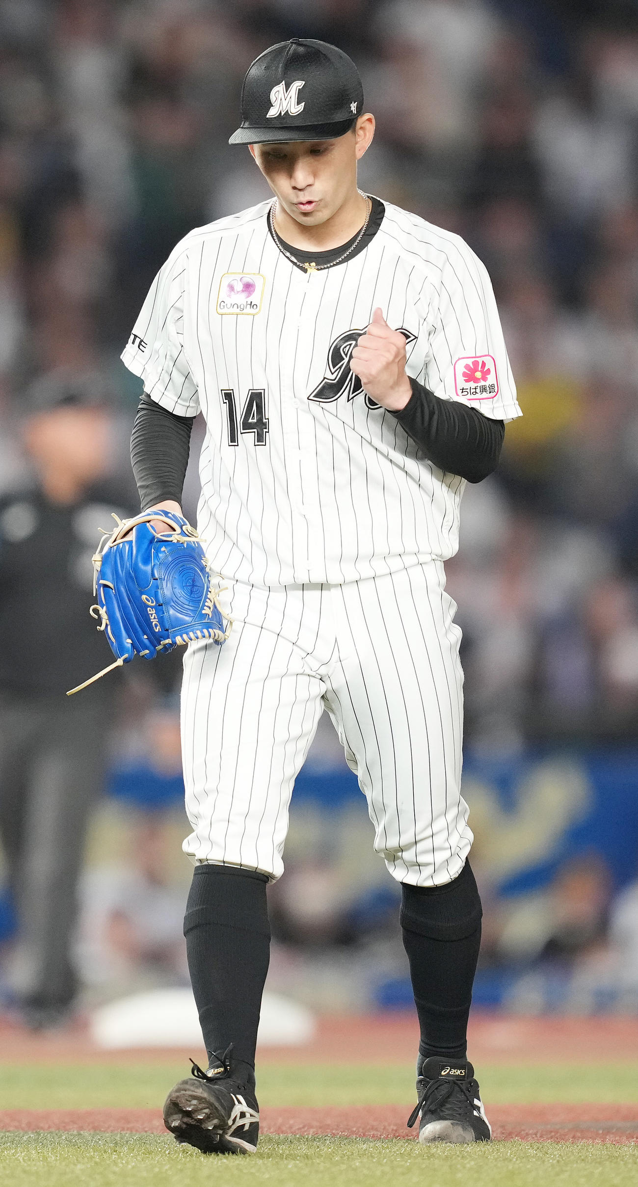 ロッテ対ソフトバンク　1回表ソフトバンク2死一、二塁、中村晃を二飛に仕留め、ガッツポーズする小島（撮影・鈴木みどり）