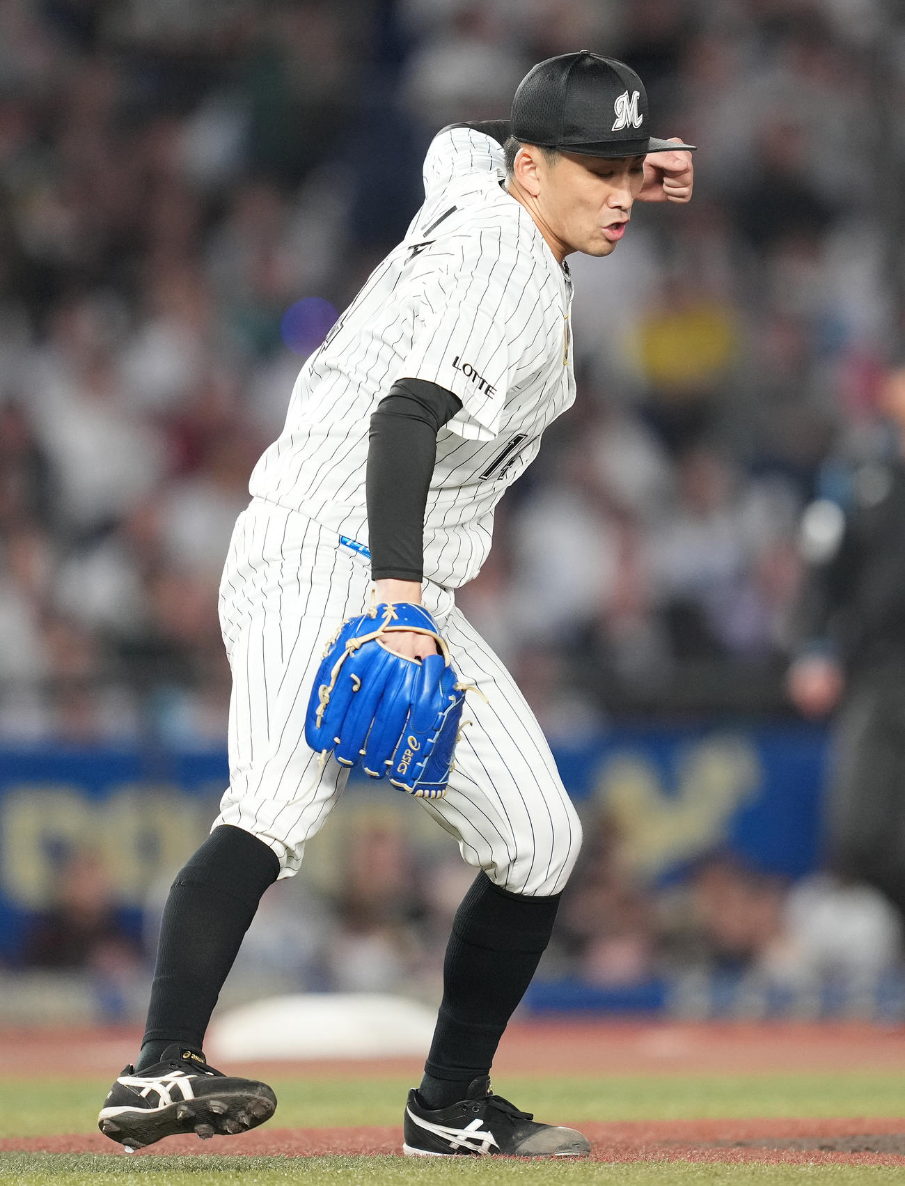 ロッテ対ソフトバンク　6回表ソフトバンク2死一、二塁、今宮を二ゴロに仕留め、ガッツポーズする小島（撮影・鈴木みどり）