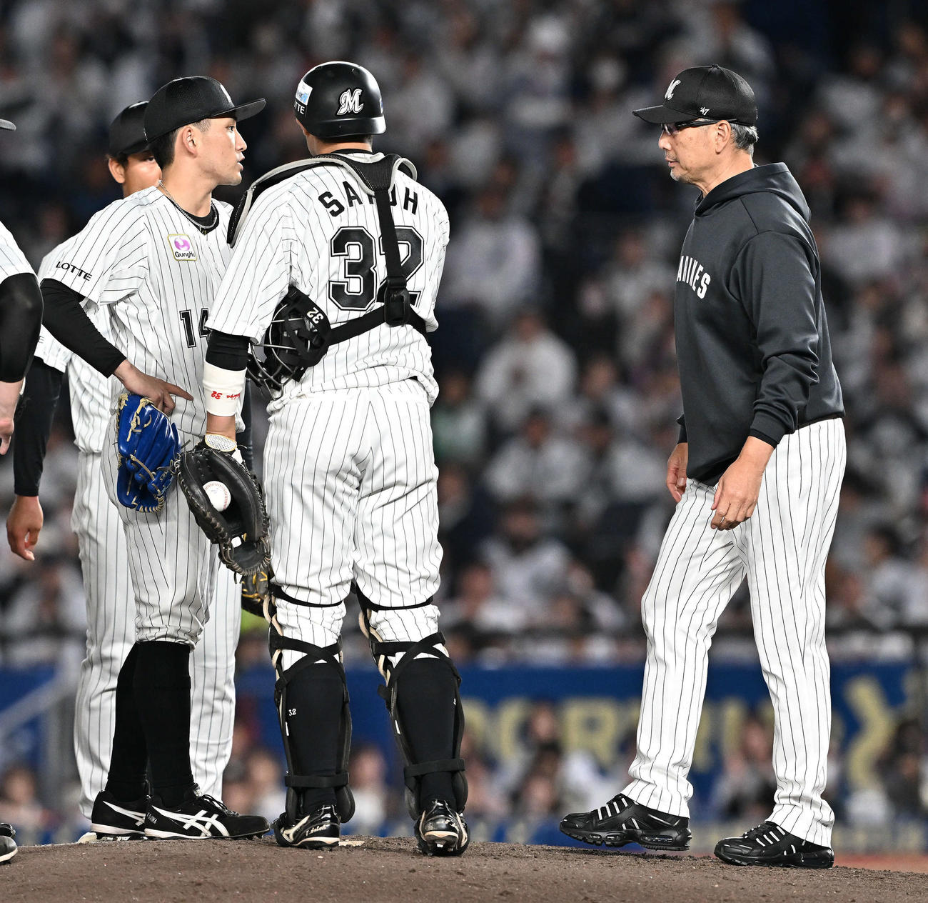 ロッテ対ソフトバンク　7回表、ロッテ吉井監督（右）は小島（左から2人目）に降板を告げる（撮影・滝沢徹郎）