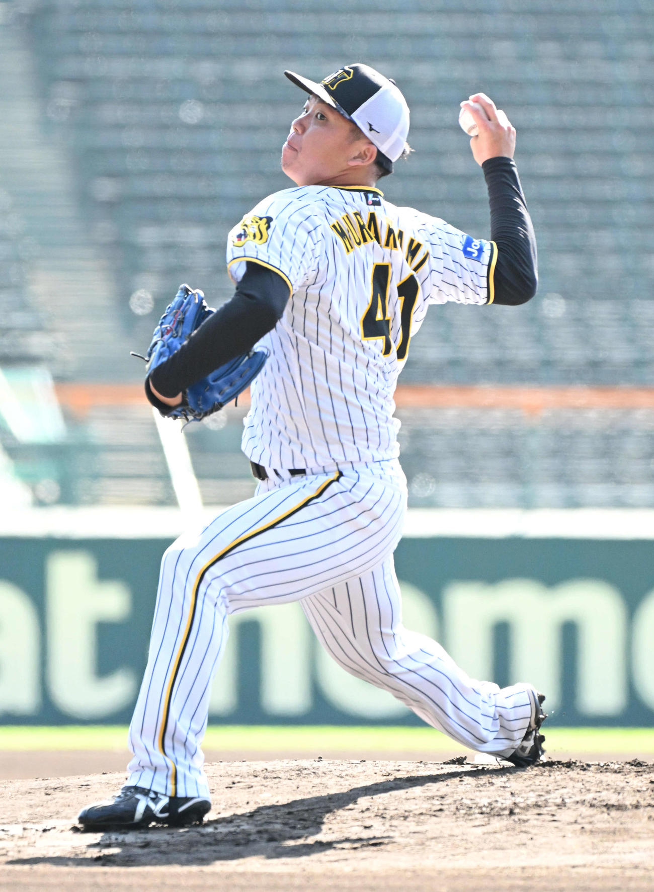 マウンドで投球をする阪神村上（撮影・石井愛子）