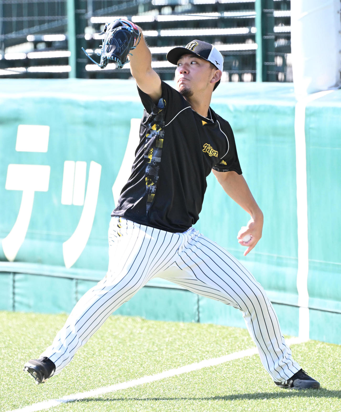 キャッチボールをする伊藤将（撮影・石井愛子）