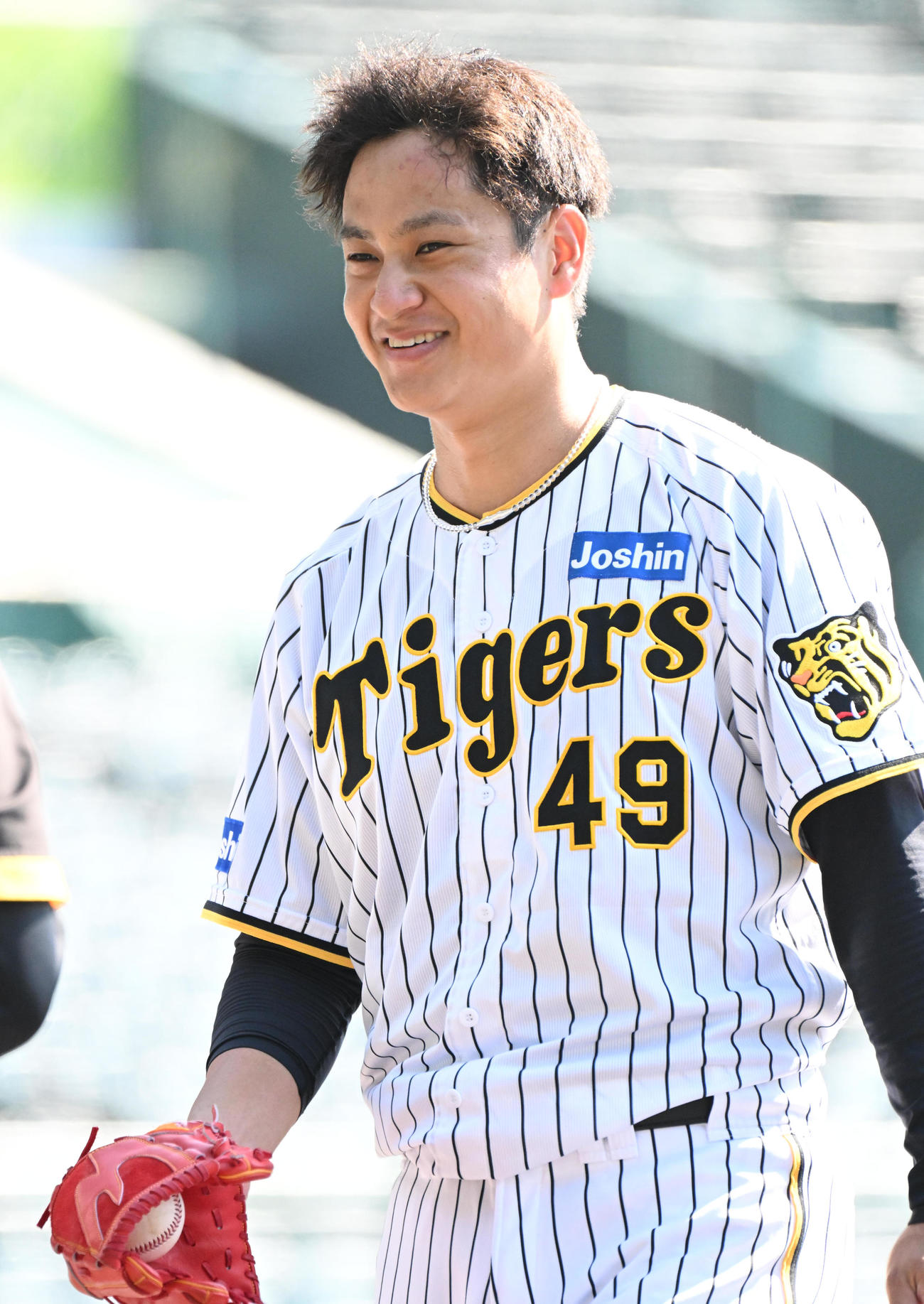 投球を終え笑顔を見せる大竹（撮影・石井愛子）