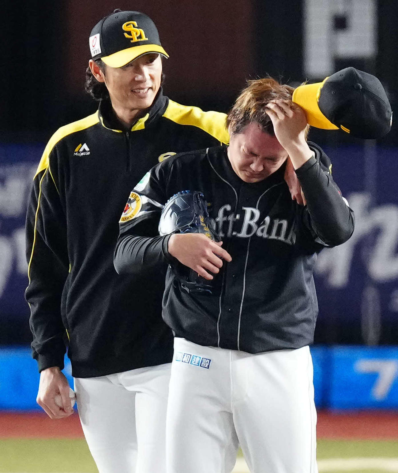 ロッテ対ソフトバンク　10回裏ロッテ無死一、二塁、藤岡に3点本塁打を浴び、斉藤投手コーチ（左）から声をかけられる津森（撮影・江口和貴）