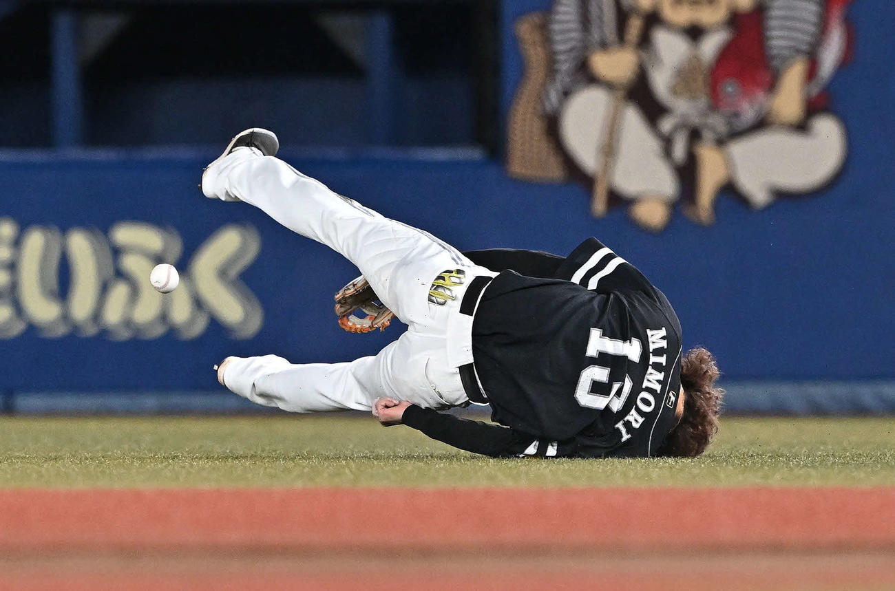 ロッテ対ソフトバンク　9回裏ロッテ1死、安田の打球を追い転倒する二塁手三森（撮影・滝沢徹郎）