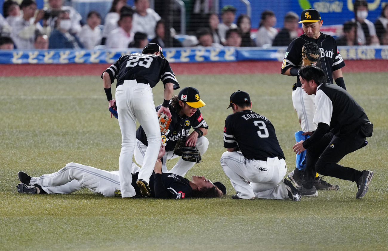 ロッテ対ソフトバンク　9回裏、負傷し、倒れ込むソフトバンク三森（左下）（撮影・江口和貴）