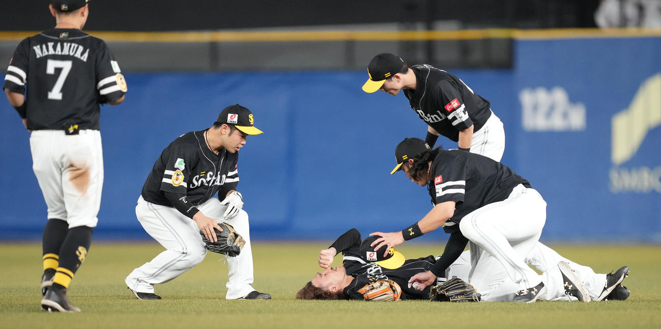ロッテ対ソフトバンク　9回裏ロッテ1死、安田の打球を止めた際に怪我をし動けなくなった二塁手三森（中央）のもとに駆け寄る柳田（右下）らナイン（撮影・鈴木みどり）
