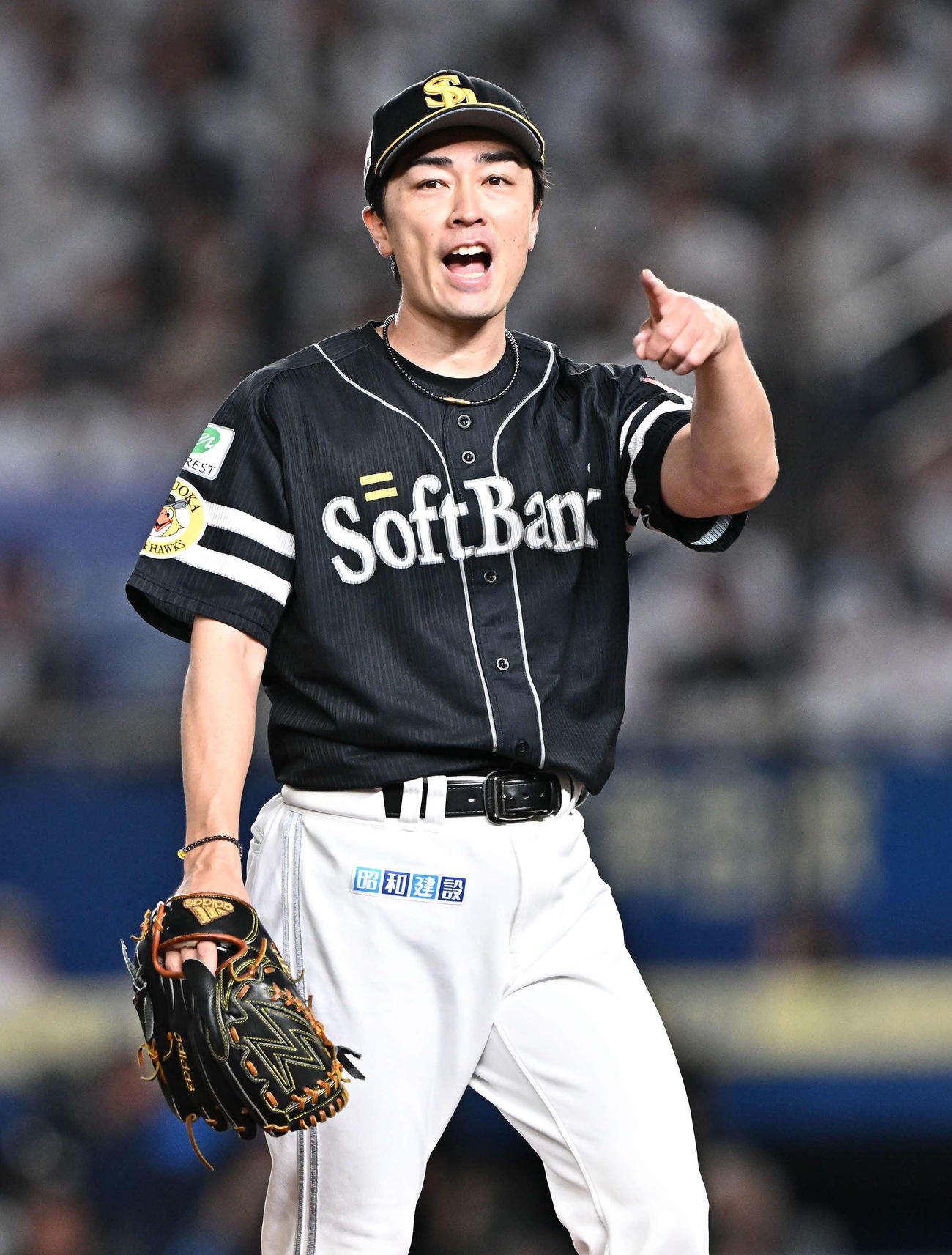 ロッテ対ソフトバンク　5回裏ロッテ2死、荻野の遊ゴロをさばいた今宮をたたえる和田（撮影・滝沢徹郎）
