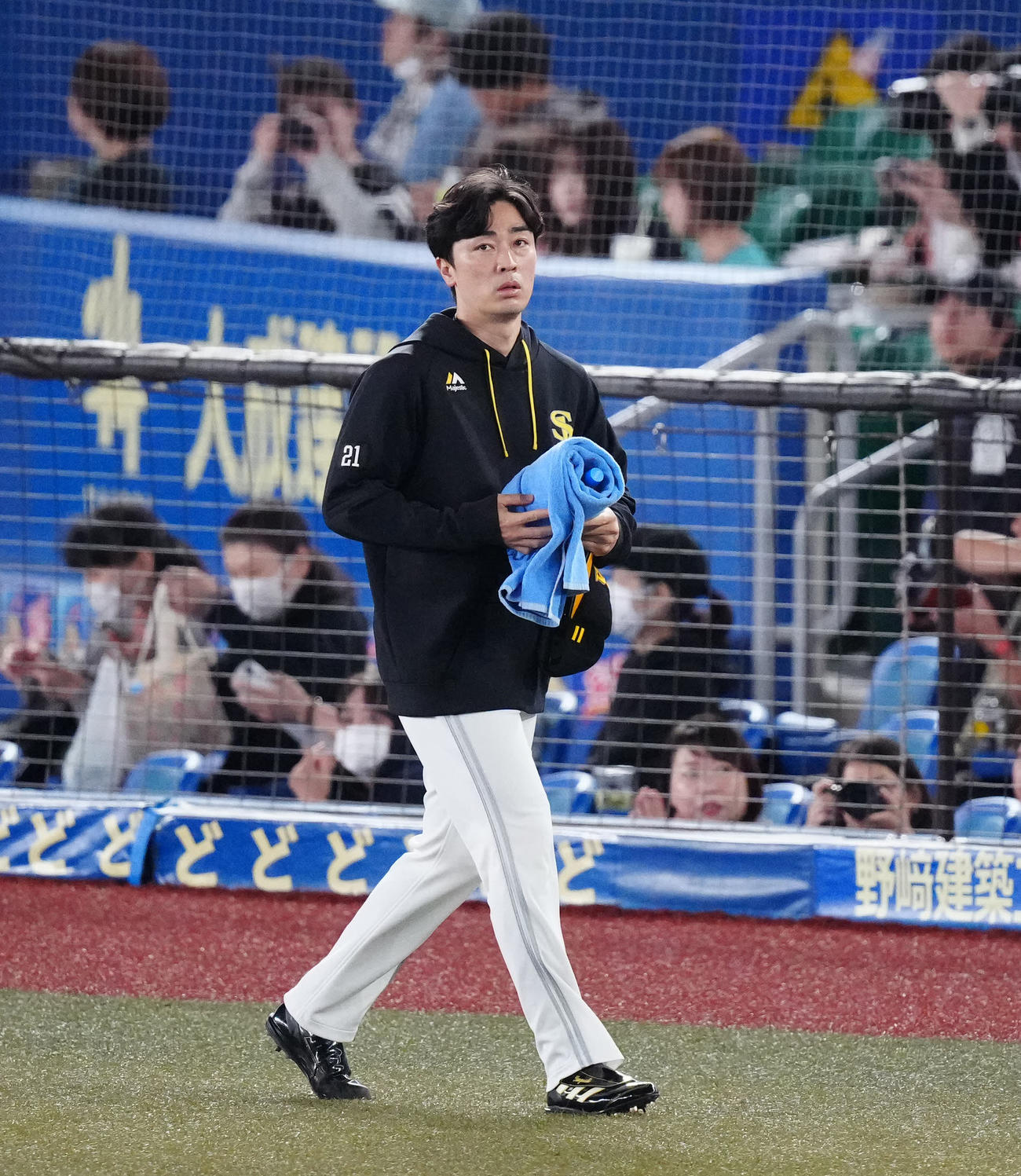 ロッテ対ソフトバンク　試合前調整に向かうソフトバンク和田（撮影・江口和貴）