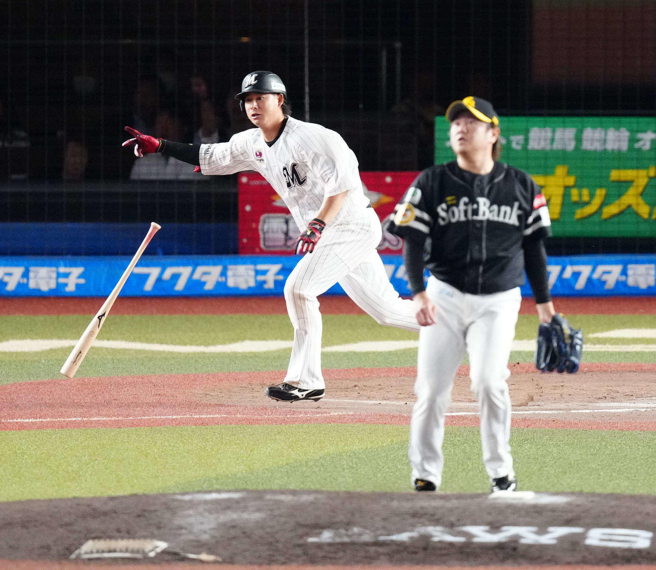 ロッテ対ソフトバンク　10回裏ロッテ無死一、二塁、3点本塁打を放つ藤岡。投手津森（撮影・江口和貴）
