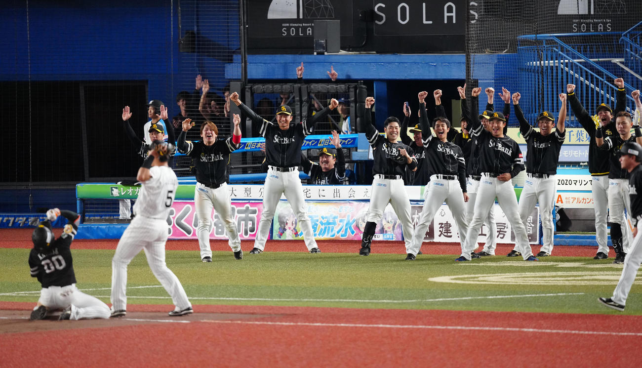ロッテ対ソフトバンク　10回表ソフトバンク2死二塁、川瀬（手前左）が適時三塁打を放ち、ベンチを飛び出し歓喜する選手たち（撮影・江口和貴）