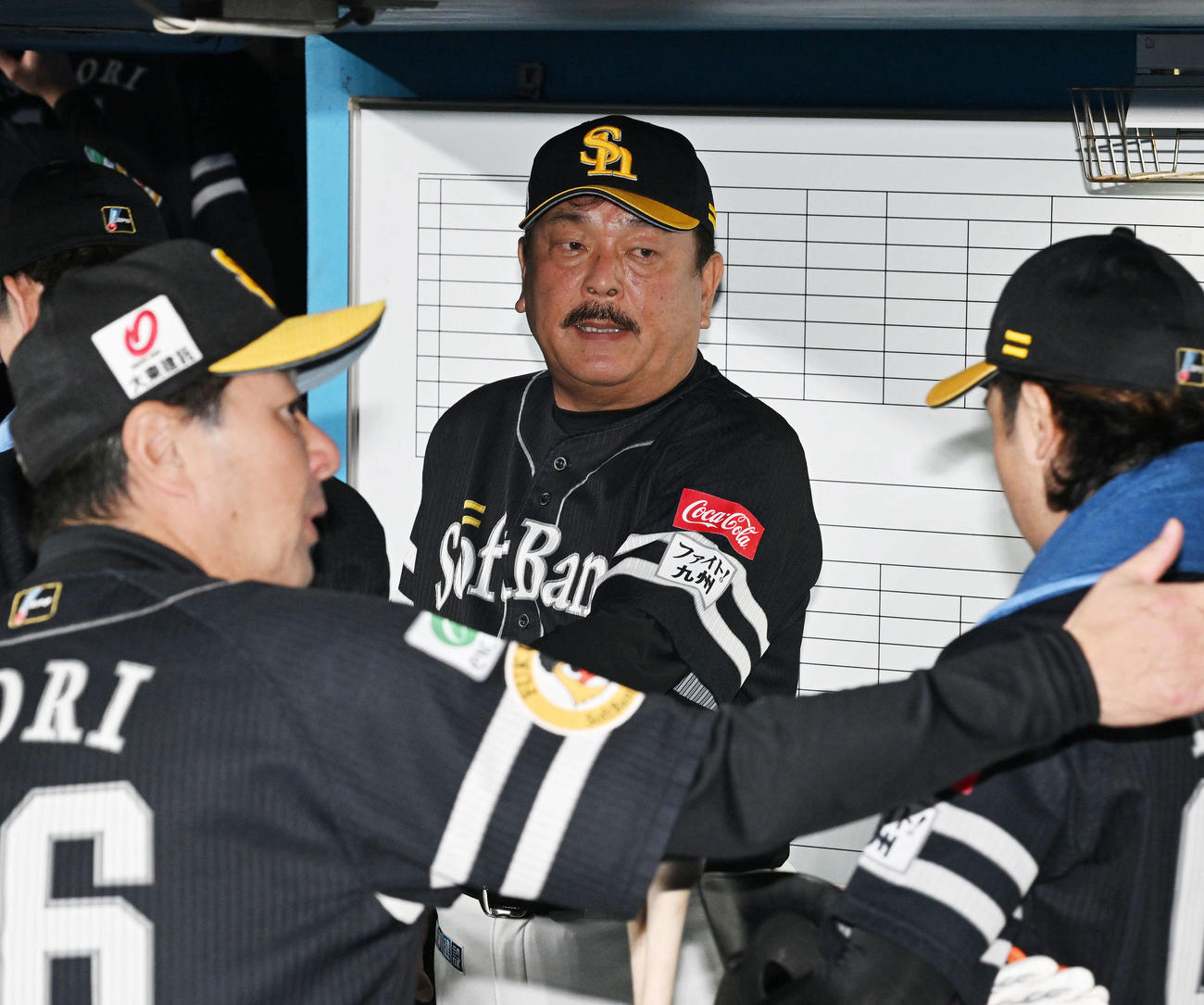 ロッテ対ソフトバンク　試合後、選手たちを迎えるソフトバンク藤本監督（後方）（撮影・滝沢徹郎）