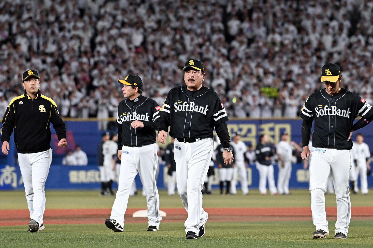 ロッテ対ソフトバンク　ZOZOマリンスタジアムのファンへあいさつを終え引き揚げるソフトバンク藤本監督（左から3人目）ら（撮影・滝沢徹郎）