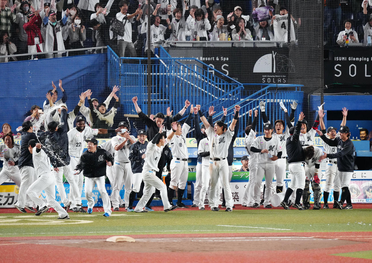 ロッテ対ソフトバンク　10回裏、リプレー検証でサヨナラ勝ちとなり、歓喜するロッテの選手たち（撮影・江口和貴）