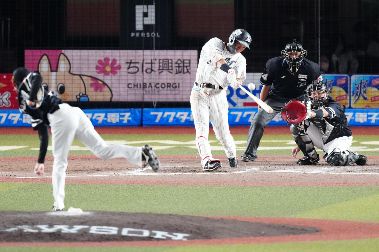 ロッテ対ソフトバンク　10回裏ロッテ2死一塁、サヨナラ適時二塁打を放つ安田。投手大津（撮影・江口和貴）