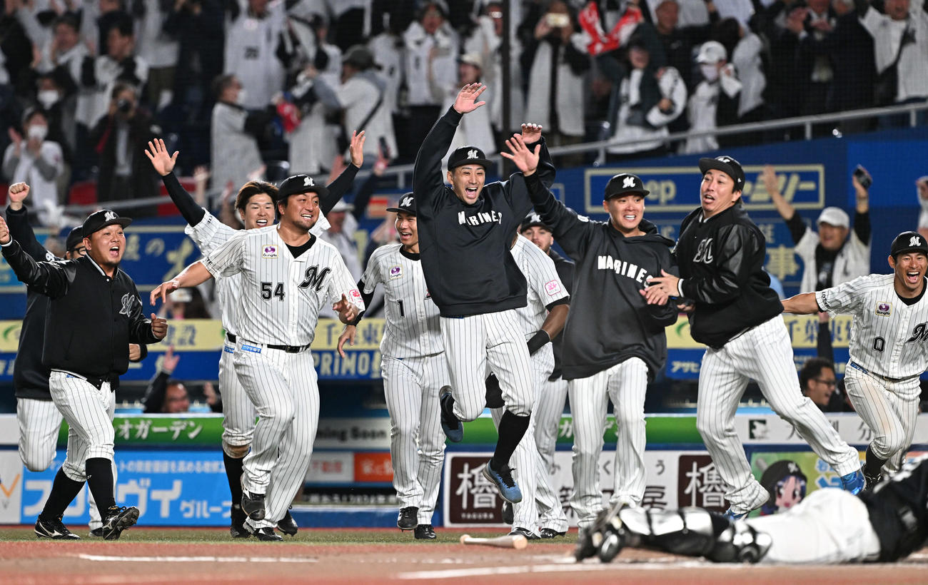 ロッテ対ソフトバンク　10回裏ロッテ2死一塁、安田の二塁打でサヨナラ勝ちし喜びを爆発させる選手たち（撮影・滝沢徹郎）