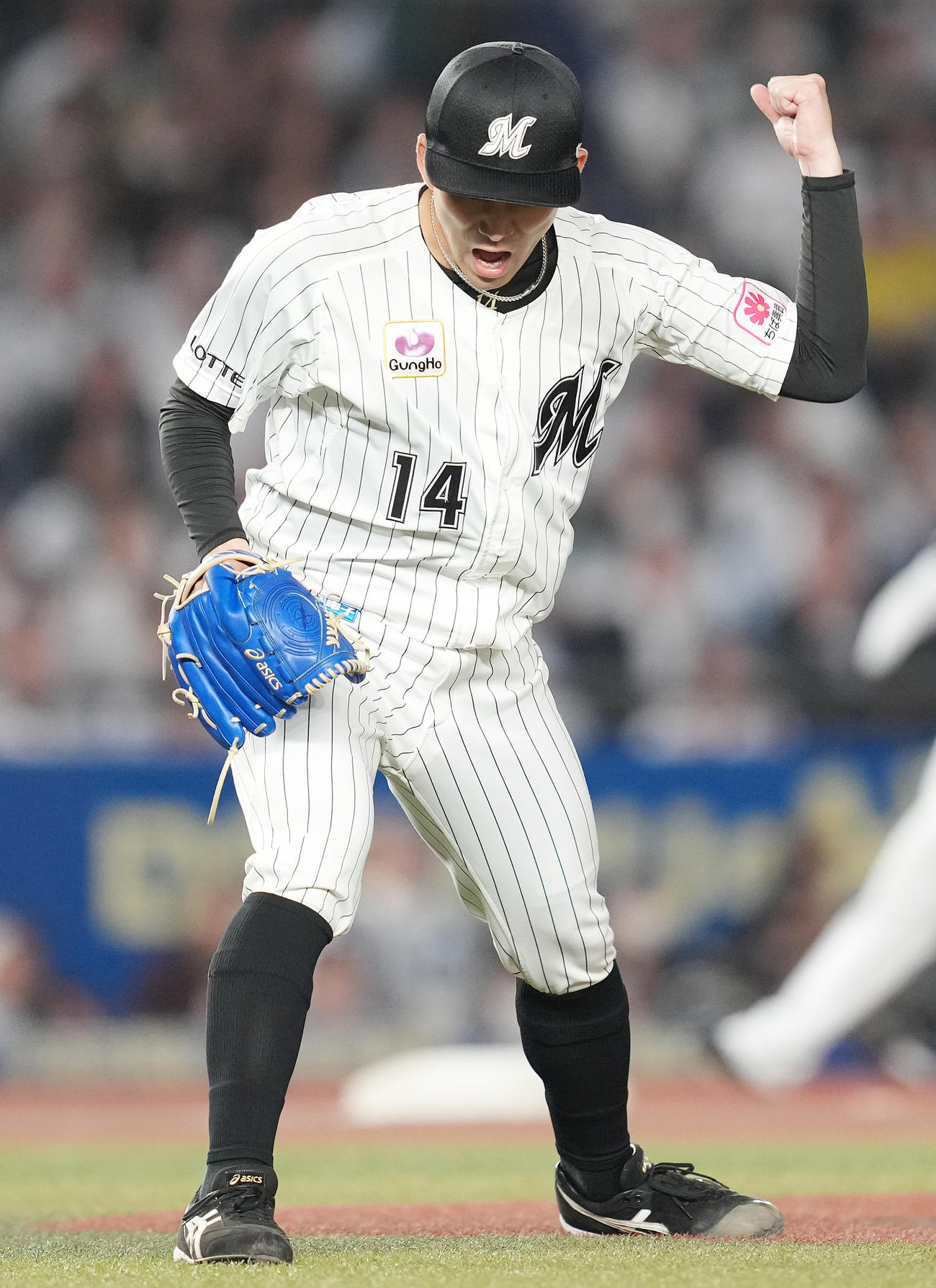 ロッテ対ソフトバンク　6回表ソフトバンク2死一、二塁、今宮を二ゴロに仕留め、ガッツポーズする小島（撮影・鈴木みどり）