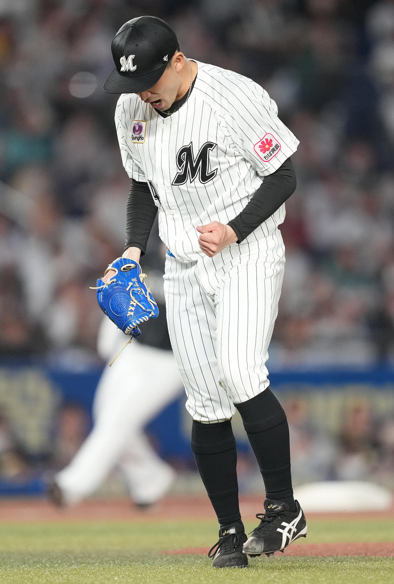 ロッテ対ソフトバンク　6回表ソフトバンク2死一、二塁、今宮を二ゴロに仕留め、ガッツポーズする小島（撮影・鈴木みどり）